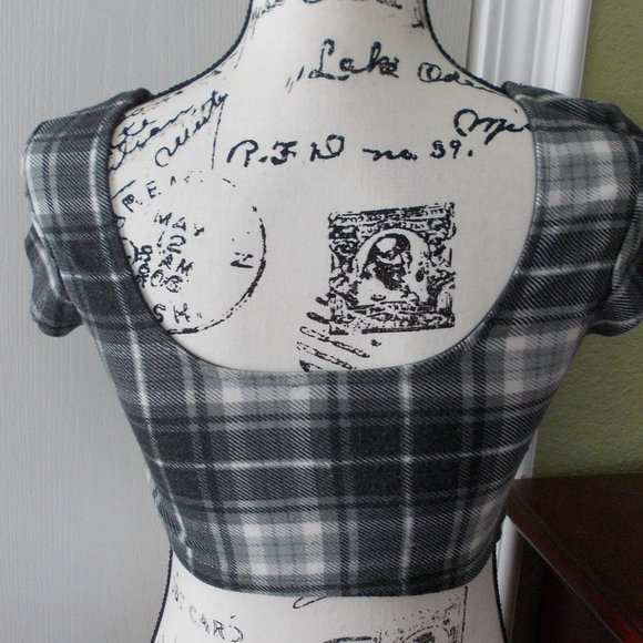 💕 3/$25 💕 Kimcine Curve Crop Top - Picture 4 of 4